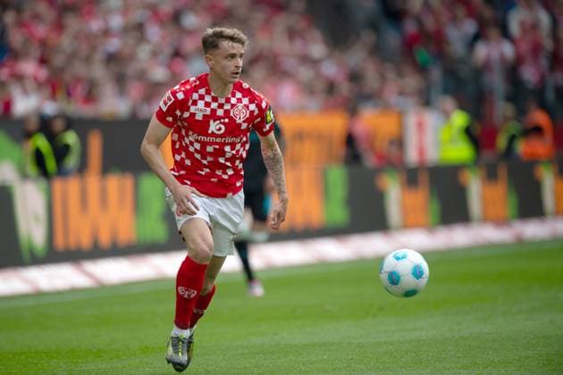 Nikolas VERATSCHNIG (MZ) Aktion, Einzelaktion, 1.FSV Mainz 05 (MZ) -Bayer Leverkusen (LEV) 2-2 Fussball 1. Bundesliga Saison 2024 2025, 34.Spieltag, Spieltag34, am 17.05.2025, MEWA Arena Mainz. Â *** Nikolas VERATSCHNIG MZ Action, single action, 1 FSV Mainz 05 MZ Bayer Leverkusen LEV 2 2 Soccer 1 Bundesliga Season 2024 2025, 34 Matchday, Matchday34, on 17 05 2025, MEWA Arena Mainz Â