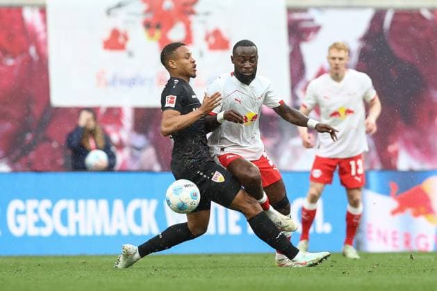 17.05.2025, xtgx, Fussball 1. Bundesliga, RB Leipzig - VfB Stuttgart emspor, v.l. Nikolas Nartey (Stuttgart, 28), Lutsharel Geertruida (Leipzig, 3) Zweikampf, Duell, Kampf, tackle (DFL DFB REGULATIONS PROHIBIT ANY USE OF PHOTOGRAPHS as IMAGE SEQUENCES and or QUASI-VIDEO) Leipzig