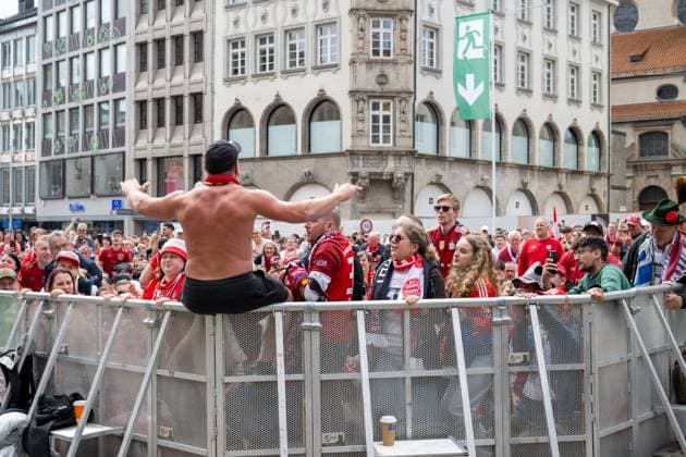 , Meisterfeier, Rathausbalkon, FC Bayern Muenchen und FC Bayern Frauen, Fussball, 18.05.2025 DFB regulations prohibit any use of photographs as image sequences and or quasi-video Muenchen Bayern Deutschland