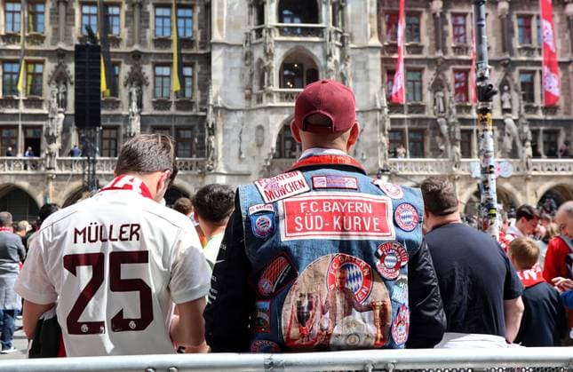 Fussball, Herren, Bundesliga, Saison 2024 2025, FC Bayern München, Meisterfeier, Rathausbalkon, Marienplatz Hier FC Bayern Fans mit Müller Trikot, Kutte, warten auf die Stars auf dem Balkon