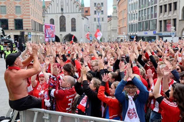 Fussball, Herren, Bundesliga, Saison 2024 2025, FC Bayern München, Meisterfeier, Rathausbalkon, Marienplatz Stimmung auf dem Marienplatz bei den Fans