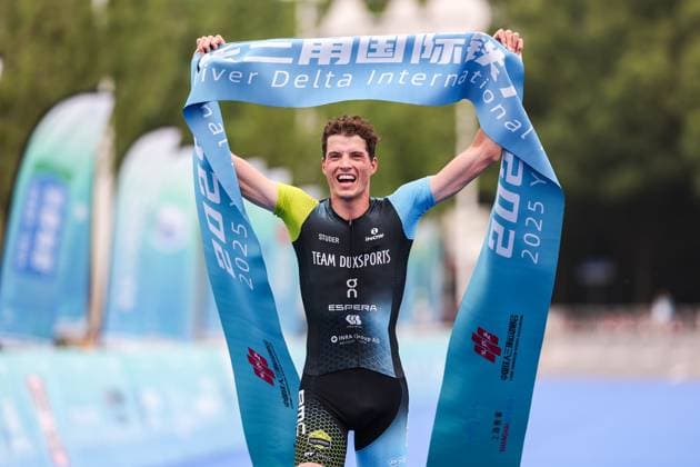 Bilder des Jahres 2025, Sport 05 Mai Sport Themen der Woche KW20 Sport Bilder des Tages (250518) -- SHANGHAI, May 18, 2025 -- Max Studer of Switzerland celebrates after the men s elite division of 2025 Yangtze River Delta International Triathlon in Shanghai, east China, May 18, 2025. (SP)CHINA-SHANGHAI-YANGTZE RIVER INTERNATIONAL TRIATHLON(CN) WangxXiang 