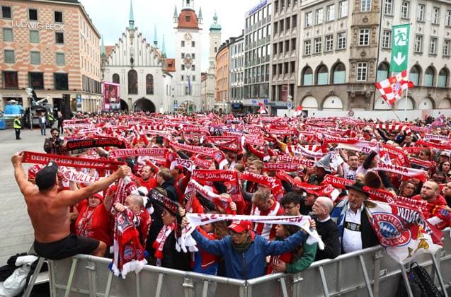 Fussball, Herren, Bundesliga, Saison 2024 2025, FC Bayern München, Meisterfeier, Rathausbalkon, Marienplatz Fans beim Wurmup mit Schals am Marienplatz