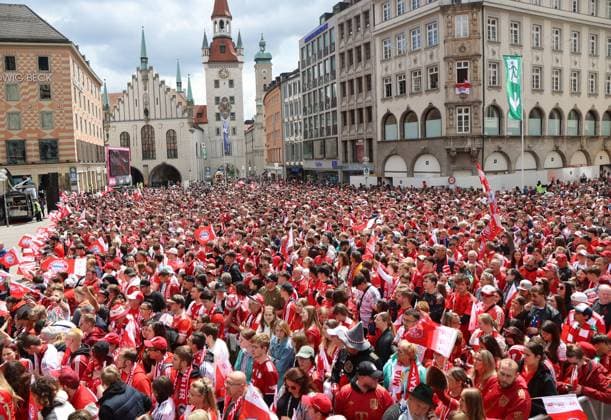 Fussball, Herren, Bundesliga, Saison 2024 2025, FC Bayern München, Meisterfeier, Rathausbalkon, Marienplatz Stimmung auf dem Marienplatz, voll mit Fans des FC Bayern München