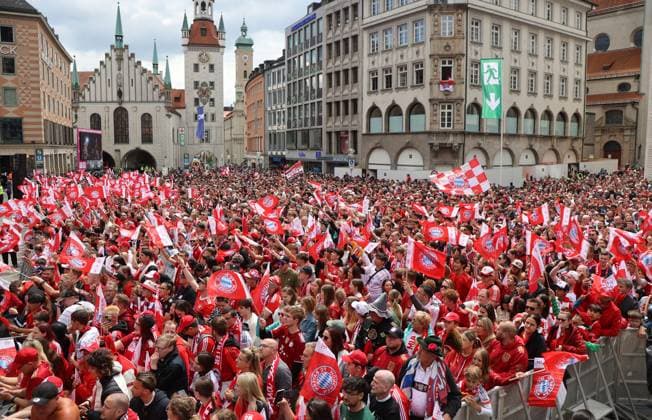 Sport Bilder des Tages Fussball, Herren, Bundesliga, Saison 2024 2025, FC Bayern München, Meisterfeier, Rathausbalkon, Marienplatz Stimmung auf dem Marienplatz, voll mit Fans des FC Bayern München