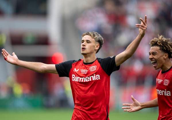 Kerim Alajbegovic (Bayer 04 Leverkusen, 10) mit dem Ausgleich zum 4-4. Jubelt mit seinen Mitspielern. 18.05.2025, Bayer Leverkusen - 1. FC Köln, GER, Leverkusen, BayArena, Saison 24 25, DFB U19 Nachwuchsliga Finale DFL regulations prohibit any use of photographs as image sequences and or quasi-video. Copyright: HMBxMedia xMarcoxBader