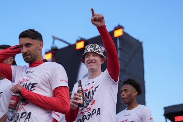 Michael Gregoritsch (SC Freiburg, 38), die Freiburger Mannschaft feiert den Einzug in die Europa League gemeinsam mit den Fans auf einer Bühne vor dem Stadion, Party, Feier, Jubel, Emotionen , Deutschland, Fussball, 1. Bundesliga, 34.Spieltag, 2024 2025, SC Freiburg vs. Eintracht Frankfurt, 17.05.2025, Europa-Park Stadion, Freiburg, Deutschland DFL REGULATIONS PROHIBIT ANY USE OF PHOTOGRAPHS AS IMAGE SEQUENCES AND OR QUASI-VIDEO. Freiburg Europa-Park Stadion Baden-Württemberg Deutschland *** Michael Gregoritsch SC Freiburg, 38 , the Freiburg team celebrates the entry into the Europa League together with the fans on a stage in front of the stadium, party, celebration, jubilation, emotions , Germany, Football, 1 Bundesliga, 34 Matchday, 2024 2025, SC Freiburg vs Eintracht Frankfurt, 17 05 2025, Europa Park Stadion, Freiburg, Germany DFL REGULATIONS PROHIBIT ANY USE OF PHOTOGRAPHS AS IMAGE SEQUENCES AND OR QUASI VIDEO Freiburg Europa Park Stadion Baden Württemberg Germany Copyright: xArnexAmbergx