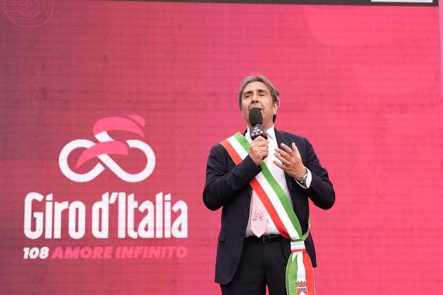 Vittorio Fiorucci Major of Gubbio at the stage 9 of the Giro d™Italia from Gubbio to Siena, Italy - Sunday, May 18, 2025. - cycling.  Copyright: xMassimoxPaolone Lapressex
