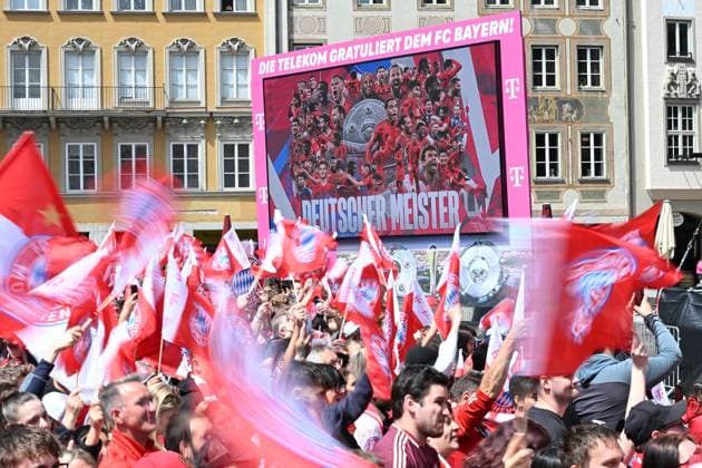 Uebrfuellter Marienplatz mit Fans,Fussballfans. Fussballl Bundesliga der Frauen und der Maenner Doppelfeier FC Bayern Muenchen,Meisterfeier auf dem Rathausbalkon auf dem Marienplatz in Muenchen am 18.05.2025. Fussball 1. Bundesliga Saison 2024 2025, 34.Spieltag,