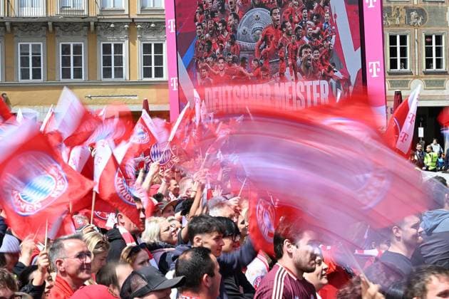 Uebrfuellter Marienplatz mit Fans,Fussballfans. Fussballl Bundesliga der Frauen und der Maenner Doppelfeier FC Bayern Muenchen,Meisterfeier auf dem Rathausbalkon auf dem Marienplatz in Muenchen am 18.05.2025. Fussball 1. Bundesliga Saison 2024 2025, 34.Spieltag,