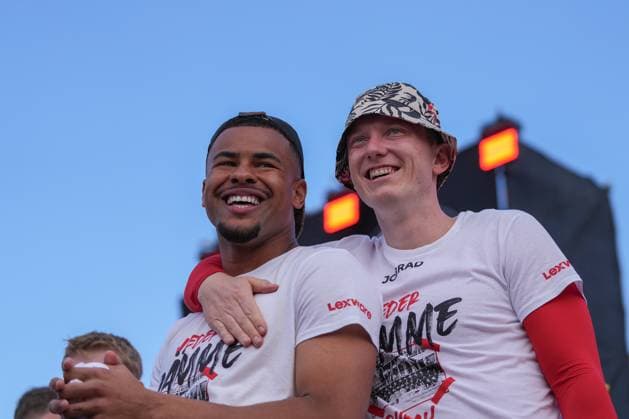 Noah Atubolu (SC Freiburg, 01) und Michael Gregoritsch (SC Freiburg, 38) , die Freiburger Mannschaft feiert den Einzug in die Europa League gemeinsam mit den Fans auf einer Bühne vor dem Stadion, Party, Feier, Jubel, Emotionen , Deutschland, Fussball, 1. Bundesliga, 34.Spieltag, 2024 2025, SC Freiburg vs. Eintracht Frankfurt, 17.05.2025, Europa-Park Stadion, Freiburg, Deutschland DFL REGULATIONS PROHIBIT ANY USE OF PHOTOGRAPHS AS IMAGE SEQUENCES AND OR QUASI-VIDEO. Freiburg Europa-Park Stadion Baden-Württemberg Deutschland *** Noah Atubolu SC Freiburg, 01 and Michael Gregoritsch SC Freiburg, 38 , the Freiburg team celebrates their entry into the Europa League together with the fans on a stage in front of the stadium, party, celebration, jubilation, emotions , Germany, Football, 1 Bundesliga, 34 Matchday, 2024 2025, SC Freiburg vs Eintracht Frankfurt, 17 05 2025, Europa Park Stadion, Freiburg, Germany DFL REGULATIONS PROHIBIT ANY USE OF PHOTOGRAPHS AS IMAGE SEQUENCES AND OR QUASI VIDEO Freiburg Europa Park Stadion Baden Württemberg Germany Copyright: xArnexAmbergx