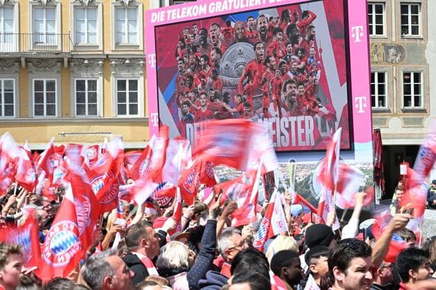 Uebrfuellter Marienplatz mit Fans,Fussballfans. Fussballl Bundesliga der Frauen und der Maenner Doppelfeier FC Bayern Muenchen,Meisterfeier auf dem Rathausbalkon auf dem Marienplatz in Muenchen am 18.05.2025. Fussball 1. Bundesliga Saison 2024 2025, 34.Spieltag,