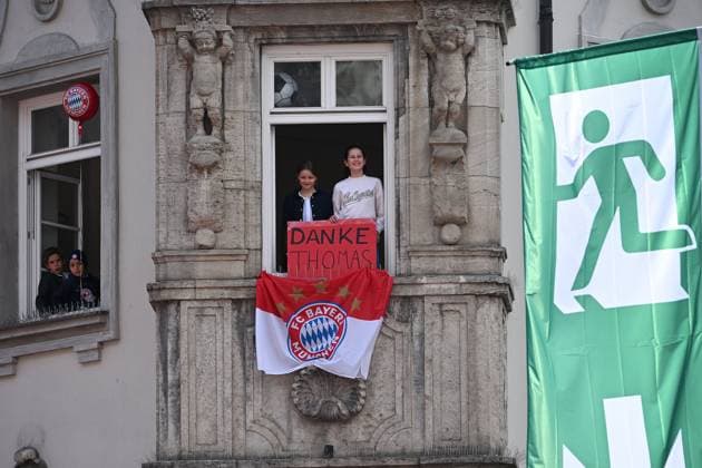 Thomas MUELLER Fans, Fussballl Bundesliga der Frauen und der Maenner Doppelfeier FC Bayern Muenchen,Meisterfeier auf dem Rathausbalkon auf dem Marienplatz in Muenchen am 18.05.2025. Fussball 1. Bundesliga Saison 2024 2025, 34.Spieltag,
