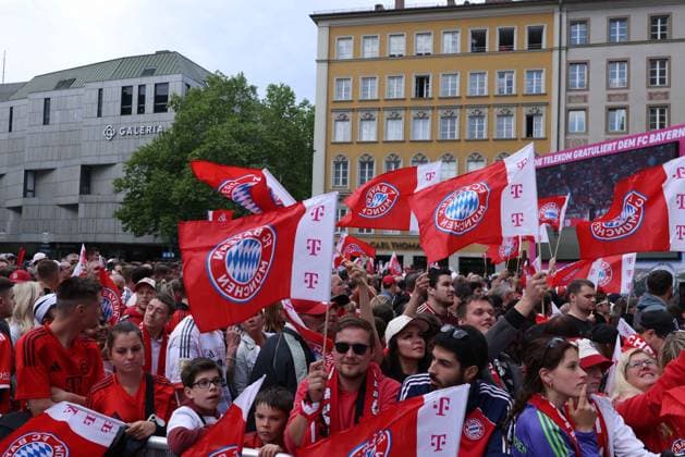 Meisterfeier FC Bayern München am 18.05.2025 auf dem Rathausbalkon am Marienplatz in München Fans des FC Bayern München warten auf dem Marienplatz auf ihr Team