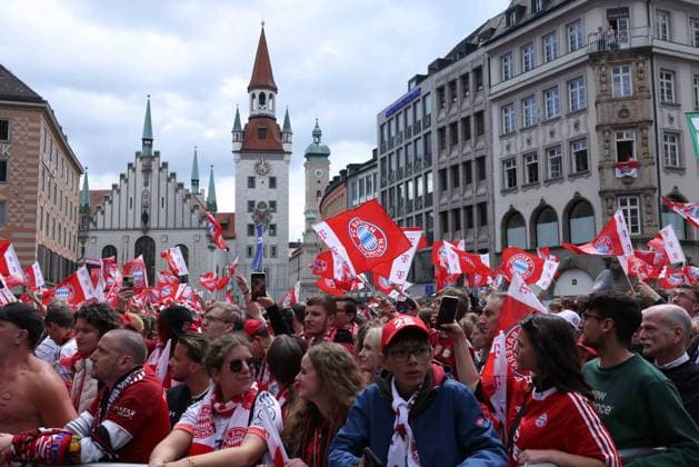 Meisterfeier FC Bayern München am 18.05.2025 auf dem Rathausbalkon am Marienplatz in München Fans des FC Bayern München warten auf dem Marienplatz auf ihr Team