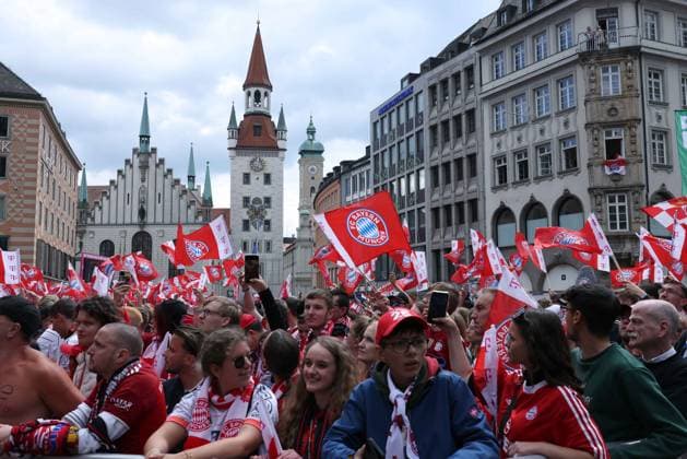 Meisterfeier FC Bayern München am 18.05.2025 auf dem Rathausbalkon am Marienplatz in München Fans des FC Bayern München warten auf dem Marienplatz auf ihr Team