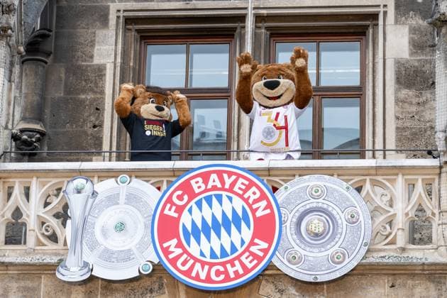 Die Maskottchen FC Bayern Muenchen und der Frauen , Meisterfeier, Rathausbalkon, FC Bayern Muenchen und FC Bayern Frauen, Fussball, 18.05.2025 DFB regulations prohibit any use of photographs as image sequences and or quasi-video Muenchen Bayern Deutschland