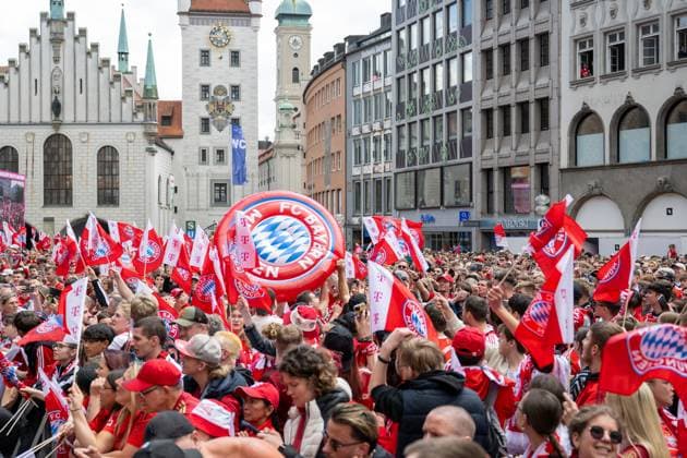 die Fans vom FC Bayern Muenchen geben die Luft aufgepumpte Meisterschale weiter, Meisterfeier, Rathausbalkon, FC Bayern Muenchen und FC Bayern Frauen, Fussball, 18.05.2025 DFB regulations prohibit any use of photographs as image sequences and or quasi-video Muenchen Bayern Deutschland