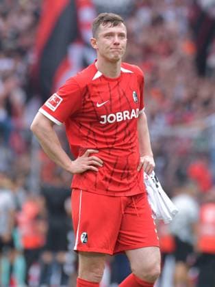17.05.2025, xblx, Fussball 1.Bundesliga, SC Freiburg - Eintracht Frankfurt v.l. Michael Gregoritsch (SC Freiburg) zautz, enttaeuscht, enttaeuscht schauend, dissapointed, Enttäuschung, Enttaeuschung, (DFL DFB REGULATIONS PROHIBIT ANY USE OF PHOTOGRAPHS as IMAGE SEQUENCES and or QUASI-VIDEO) Freiburg *** 17 05 2025, xblx, Fussball 1 Bundesliga, SC Freiburg Eintracht Frankfurt v l Michael Gregoritsch SC Freiburg zautz, enttaeuscht, enttaeuscht schauend, dissapointed, Enttäuschung, Enttaeuschung, DFL DFB REGULATIONS PROHIBIT ANY USE OF PHOTOGRAPHS as IMAGE SEQUENCES and or QUASI VIDEO Freiburg