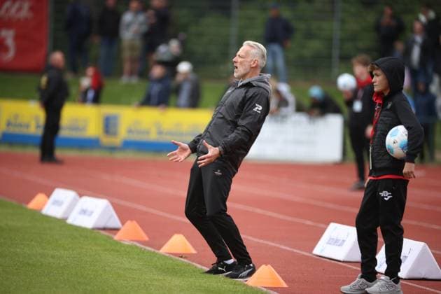 180525 Greifswald Mecklenburg Vorpommern Fußball Hallescher FC Halle HFC Regionalliga Nordost 4. Liga Männer Saison 2024 2025 34. letzter Spieltag Greifswalder FC - Hallescher FC Mark Zimmermann Trainer (Hallescher FC)