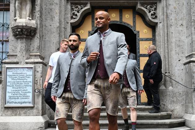 Trainer Vincent KOMPANY (Bayern Muenchen) in Tracht,Lederhosen. Fussball Bundesliga der Frauen und der Maenner Doppelfeier FC Bayern Muenchen,Meisterfeier auf dem Rathausbalkon auf dem Marienplatz in Muenchen am 18.05.2025. Fussball 1. Bundesliga Saison 2024 2025, 34.Spieltag,
