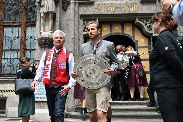 OB Dieter REITER,Harry KANE (Bayern Muenchen) mit Schale und in Tracht,Lederhosen. Fussball Bundesliga der Frauen und der Maenner Doppelfeier FC Bayern Muenchen,Meisterfeier auf dem Rathausbalkon auf dem Marienplatz in Muenchen am 18.05.2025. Fussball 1. Bundesliga Saison 2024 2025, 34.Spieltag,