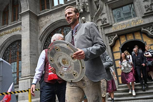 OB Dieter REITER,Harry KANE (Bayern Muenchen) mit Schale und in Tracht,Lederhosen. Fussball Bundesliga der Frauen und der Maenner Doppelfeier FC Bayern Muenchen,Meisterfeier auf dem Rathausbalkon auf dem Marienplatz in Muenchen am 18.05.2025. Fussball 1. Bundesliga Saison 2024 2025, 34.Spieltag,