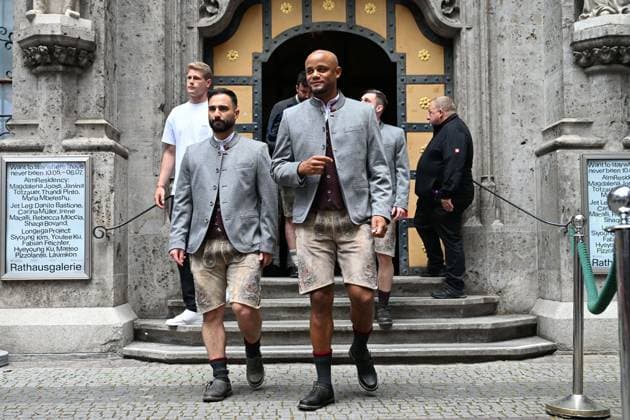 Trainer Vincent KOMPANY (Bayern Muenchen) in Tracht,Lederhosen. Fussball Bundesliga der Frauen und der Maenner Doppelfeier FC Bayern Muenchen,Meisterfeier auf dem Rathausbalkon auf dem Marienplatz in Muenchen am 18.05.2025. Fussball 1. Bundesliga Saison 2024 2025, 34.Spieltag,