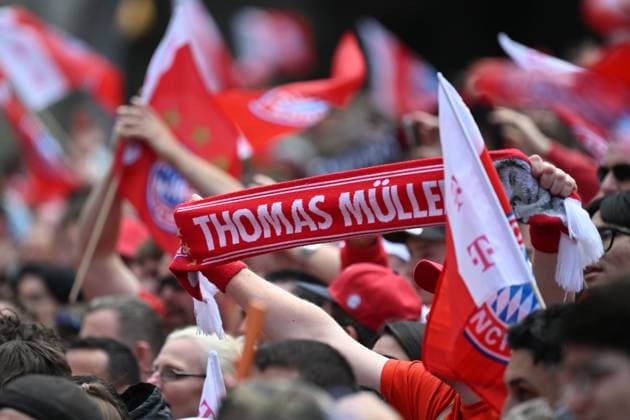 Thomas Muelller Fans,Fussballfans.,Schal. Fussballl Bundesliga der Frauen und der Maenner Doppelfeier FC Bayern Muenchen,Meisterfeier auf dem Rathausbalkon auf dem Marienplatz in Muenchen am 18.05.2025. Fussball 1. Bundesliga Saison 2024 2025, 34.Spieltag,