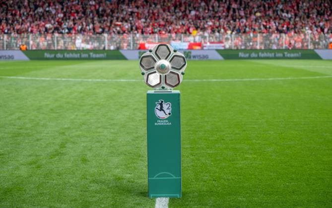 Fußball, Frauen, Saison 2024 2025, 2. Frauen-Bundesliga (26. Spieltag), 1. FC Union Berlin - FSV Gütersloh, die Meisterschale, 18.05. 2025, Copyright: xMatthiasxKochx