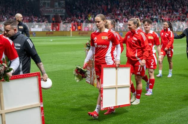 Fußball, Frauen, Saison 2024 2025, 2. Frauen-Bundesliga (26. Spieltag), 1. FC Union Berlin - FSV Gütersloh, Charleen Niesler (1. FC Union) wurde vor Anpfiff verabschiedet, 18.05. 2025, Copyright: xMatthiasxKochx