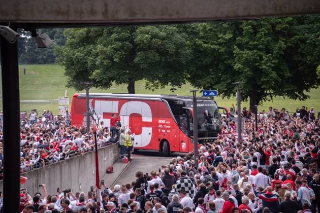 GER, 2. FBL, 1. FC Köln Koel vs 1.FC Kaiserslautern 18.05.2025, RheinEnergieStadion, Köln, GER, 2. FBL, 1. FC Köln Koel vs 1.FC Kaiserslautern im Bild: Busankunft vom 1. FC Köln Koeln vor dem Spiel gegen 1. FC Kaiserslautern