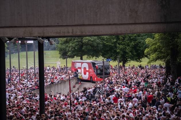 Sport Bilder des Tages GER, 2. FBL, 1. FC Köln Koel vs 1.FC Kaiserslautern 18.05.2025, RheinEnergieStadion, Köln, GER, 2. FBL, 1. FC Köln Koel vs 1.FC Kaiserslautern im Bild: Busankunft vom 1. FC Köln Koeln vor dem Spiel gegen 1. FC Kaiserslautern, Fans Empfangen die Mannschaft