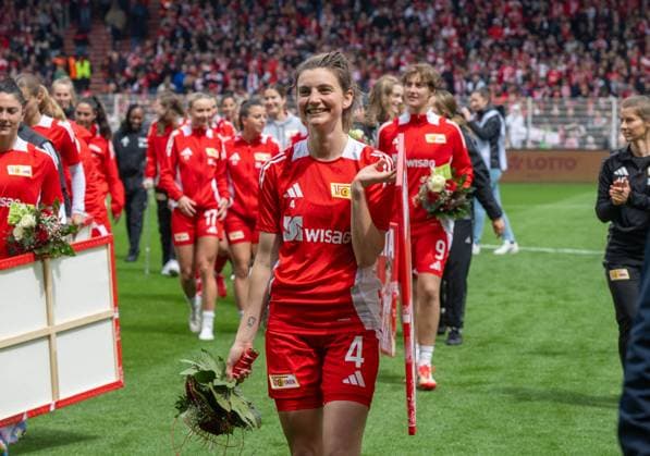 Fußball, Frauen, Saison 2024 2025, 2. Frauen-Bundesliga (26. Spieltag), 1. FC Union Berlin - FSV Gütersloh, Marie Becker (1. FC Union) wurde vor Anpfiff verabschiedet, 18.05. 2025, Copyright: xMatthiasxKochx