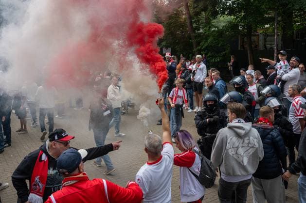 18.05.2025, Fussball: 2. Bundesliga, Saison 2024 2025, 34. Spieltag, 1. FC Koeln - 1. FC Kaiserslautern im RheinEnergieStadion in Koeln. Fans brennen Bengalos in FC Farben ab. Wichtiger Hinweis: Gemaess den Vorgaben der DFL Deutsche Fussball Liga bzw. des DFB Deutscher Fussball-Bund ist es untersagt, in dem Stadion und oder vom Spiel angefertigte Fotoaufnahmen in Form von Sequenzbildern und oder videoaehnlichen Fotostrecken zu verwerten bzw. verwerten zu lassen. Foto: Kirchner-Media Thomas Haesler