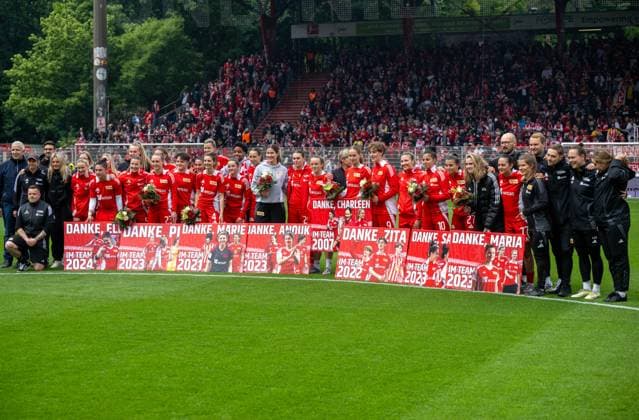 Fußball, Frauen, Saison 2024 2025, 2. Frauen-Bundesliga (26. Spieltag), 1. FC Union Berlin - FSV Gütersloh, Marie Becker (1. FC Union), Eleni Markou (1. FC Union), Sarah Abu Sabbah (1. FC Union), Charleen Niesler (1. FC Union), Zita Rurack (1. FC Union), Latoya Maxine Bach (1. FC Union), Anouk Blaschka (1. FC Union), Maria Cristina Lange (1. FC Union), Ginger Schulz (1. FC Union), Sophie Trojahn (1. FC Union), Pia Metzker (1. FC Union) wurden vor Anpfiff verabschiedet, 18.05. 2025, Copyright: xMatthiasxKochx