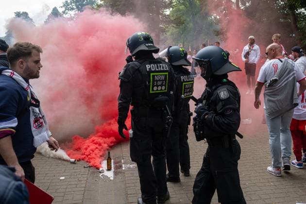 18.05.2025, Fussball: 2. Bundesliga, Saison 2024 2025, 34. Spieltag, 1. FC Koeln - 1. FC Kaiserslautern im RheinEnergieStadion in Koeln. Einsatzkraefte der Polizei beseitigen Rauchbomben. Wichtiger Hinweis: Gemaess den Vorgaben der DFL Deutsche Fussball Liga bzw. des DFB Deutscher Fussball-Bund ist es untersagt, in dem Stadion und oder vom Spiel angefertigte Fotoaufnahmen in Form von Sequenzbildern und oder videoaehnlichen Fotostrecken zu verwerten bzw. verwerten zu lassen. Foto: Kirchner-Media Thomas Haesler