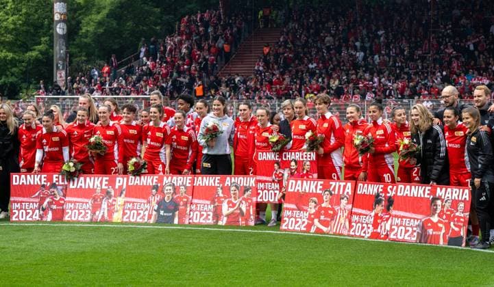 Sport Bilder des Tages Fußball, Frauen, Saison 2024 2025, 2. Frauen-Bundesliga (26. Spieltag), 1. FC Union Berlin - FSV Gütersloh, Marie Becker (1. FC Union), Eleni Markou (1. FC Union), Sarah Abu Sabbah (1. FC Union), Charleen Niesler (1. FC Union), Zita Rurack (1. FC Union), Latoya Maxine Bach (1. FC Union), Anouk Blaschka (1. FC Union), Maria Cristina Lange (1. FC Union), Ginger Schulz (1. FC Union), Sophie Trojahn (1. FC Union), Pia Metzker (1. FC Union) wurden vor Anpfiff verabschiedet, 18.05. 2025, Copyright: xMatthiasxKochx