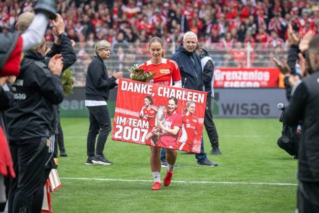 Fußball, Frauen, Saison 2024 2025, 2. Frauen-Bundesliga (26. Spieltag), 1. FC Union Berlin - FSV Gütersloh, Charleen Niesler (1. FC Union) wurde vor Anpfiff verabschiedet, 18.05. 2025, Copyright: xMatthiasxKochx