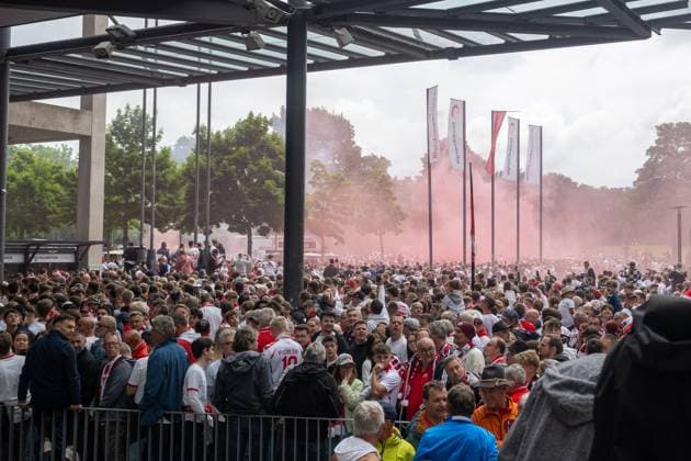 18.05.2025, Fussball: 2. Bundesliga, Saison 2024 2025, 34. Spieltag, 1. FC Koeln - 1. FC Kaiserslautern im RheinEnergieStadion in Koeln. Die FC Fans bringen sich in Stimmung. Wichtiger Hinweis: Gemaess den Vorgaben der DFL Deutsche Fussball Liga bzw. des DFB Deutscher Fussball-Bund ist es untersagt, in dem Stadion und oder vom Spiel angefertigte Fotoaufnahmen in Form von Sequenzbildern und oder videoaehnlichen Fotostrecken zu verwerten bzw. verwerten zu lassen. Foto: Kirchner-Media Thomas Haesler