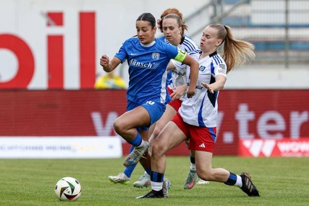 v.li.: Selma Licina (SV Meppen, 18) und Svea Stoldt (Hamburger SV, 8) im Zweikampf, Duell, Dynamik, Aktion, Action, Spielszene, DIE DFB-RICHTLINIEN UNTERSAGEN JEGLICHE NUTZUNG VON FOTOS ALS SEQUENZBILDER UND ODER VIDEOÄHNLICHE FOTOSTRECKEN. DFB REGULATIONS PROHIBIT ANY USE OF PHOTOGRAPHS AS IMAGE SEQUENCES AND OR QUASI-VIDEO., 18.05.2025, Meppen (Deutschland), Fussball, 2. Frauen-Bundesliga, SV Meppen - Hamburger SV