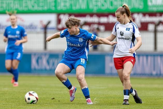 v.li.: Lea Mauly (SV Meppen, 19) und Svea Stoldt (Hamburger SV, 8) im Zweikampf, Duell, Dynamik, Aktion, Action, Spielszene, DIE DFB-RICHTLINIEN UNTERSAGEN JEGLICHE NUTZUNG VON FOTOS ALS SEQUENZBILDER UND ODER VIDEOÄHNLICHE FOTOSTRECKEN. DFB REGULATIONS PROHIBIT ANY USE OF PHOTOGRAPHS AS IMAGE SEQUENCES AND OR QUASI-VIDEO., 18.05.2025, Meppen (Deutschland), Fussball, 2. Frauen-Bundesliga, SV Meppen - Hamburger SV