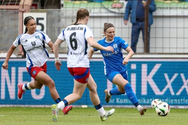 v.li.: Melina Krüger (Hamburger SV, 9), Annaleen Böhler (Hamburger SV, 6) und Ayleen Seyen (SV Meppen, 13) im Zweikampf, Duell, Dynamik, Aktion, Action, Spielszene, DIE DFB-RICHTLINIEN UNTERSAGEN JEGLICHE NUTZUNG VON FOTOS ALS SEQUENZBILDER UND ODER VIDEOÄHNLICHE FOTOSTRECKEN. DFB REGULATIONS PROHIBIT ANY USE OF PHOTOGRAPHS AS IMAGE SEQUENCES AND OR QUASI-VIDEO., 18.05.2025, Meppen (Deutschland), Fussball, 2. Frauen-Bundesliga, SV Meppen - Hamburger SV