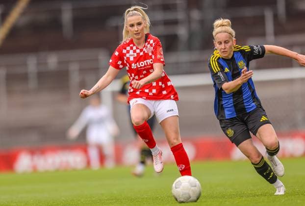GER, Mainz, FSV Mainz 05 vs 1. FC Saarbrücken, Regionalliga, Fussball, DFB, Spielzeit 2024 2025, Bruchwegstadion, 21. Spieltag, im Bild v.l.: Chiara Bouziane (FSV Mainz 05 10), Larissa Theil (FC Saarbrücken 10) DFB DFL REGULATIONS PROHIBIT ANY USE OF PHOTOGRAPHS AS IMAGE SEQUENCES AND OR QUASI-VIDEO, 17.05.2025, Copyright: HMBxMedia HendrikxHamelau