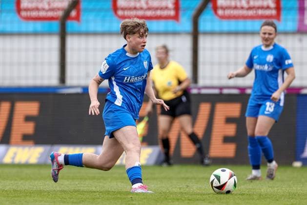 Lea Mauly (SV Meppen, 19) am Ball, Einzelbild, Ganzkörper, Aktion, Action, Spielszene, DIE DFB-RICHTLINIEN UNTERSAGEN JEGLICHE NUTZUNG VON FOTOS ALS SEQUENZBILDER UND ODER VIDEOÄHNLICHE FOTOSTRECKEN. DFB REGULATIONS PROHIBIT ANY USE OF PHOTOGRAPHS AS IMAGE SEQUENCES AND OR QUASI-VIDEO., 18.05.2025, Meppen (Deutschland), Fussball, 2. Frauen-Bundesliga, SV Meppen - Hamburger SV