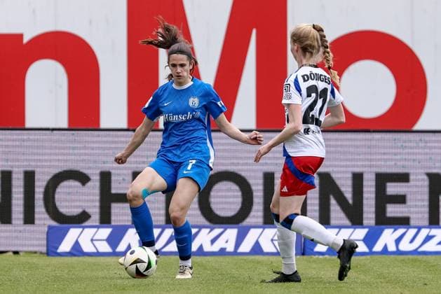 v.li.: Marie Bleil (SV Meppen, 7) und Jaqueline Dönges (Hamburger SV, 21) im Zweikampf, Duell, Dynamik, Aktion, Action, Spielszene, DIE DFB-RICHTLINIEN UNTERSAGEN JEGLICHE NUTZUNG VON FOTOS ALS SEQUENZBILDER UND ODER VIDEOÄHNLICHE FOTOSTRECKEN. DFB REGULATIONS PROHIBIT ANY USE OF PHOTOGRAPHS AS IMAGE SEQUENCES AND OR QUASI-VIDEO., 18.05.2025, Meppen (Deutschland), Fussball, 2. Frauen-Bundesliga, SV Meppen - Hamburger SV
