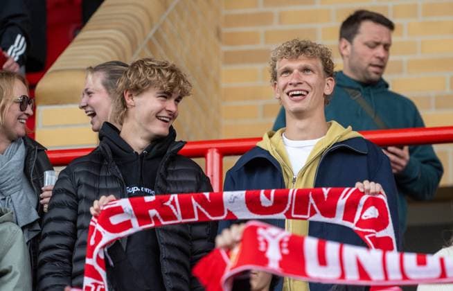 Fußball, Frauen, Saison 2024 2025, 2. Frauen-Bundesliga (26. Spieltag), 1. FC Union Berlin - FSV Gütersloh, v. l. Tom Rothe (1. FC Union Berlin), Leopold Querfeld (1. FC Union Berlin) auf der Tribüne, 18.05. 2025, Copyright: xMatthiasxKochx