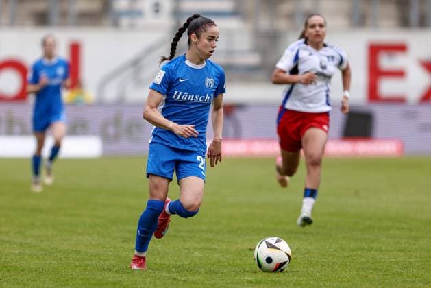 Virag Nagy (SV Meppen, 22) am Ball, Einzelbild, Ganzkörper, Aktion, Action, Spielszene, DIE DFB-RICHTLINIEN UNTERSAGEN JEGLICHE NUTZUNG VON FOTOS ALS SEQUENZBILDER UND ODER VIDEOÄHNLICHE FOTOSTRECKEN. DFB REGULATIONS PROHIBIT ANY USE OF PHOTOGRAPHS AS IMAGE SEQUENCES AND OR QUASI-VIDEO., 18.05.2025, Meppen (Deutschland), Fussball, 2. Frauen-Bundesliga, SV Meppen - Hamburger SV
