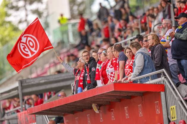 GER, Mainz, FSV Mainz 05 vs 1. FC Saarbrücken, Regionalliga, Fussball, DFB, Spielzeit 2024 2025, Bruchwegstadion, 21. Spieltag, im Bild: Fans von den Frauen von FSV Mainz 05 DFB DFL REGULATIONS PROHIBIT ANY USE OF PHOTOGRAPHS AS IMAGE SEQUENCES AND OR QUASI-VIDEO, 17.05.2025, Copyright: HMBxMedia HendrikxHamelau