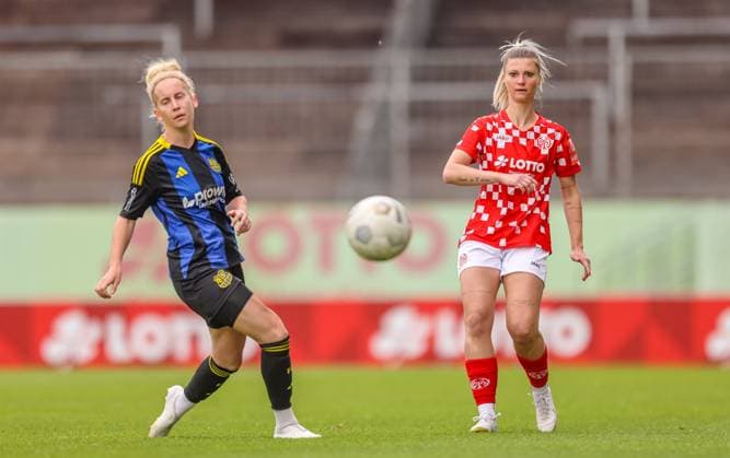 GER, Mainz, FSV Mainz 05 vs 1. FC Saarbrücken, Regionalliga, Fussball, DFB, Spielzeit 2024 2025, Bruchwegstadion, 21. Spieltag, im Bild v.l.: Larissa Theil (FC Saarbrücken 10), Laura Schmahl (FSV Mainz 05 20) DFB DFL REGULATIONS PROHIBIT ANY USE OF PHOTOGRAPHS AS IMAGE SEQUENCES AND OR QUASI-VIDEO, 17.05.2025, Copyright: HMBxMedia HendrikxHamelau